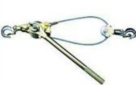 天行者背負(fù)張線器等數(shù)十斤裝備進(jìn)行走線驗(yàn)收任務(wù)